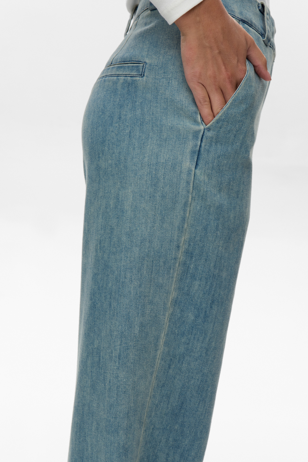 703926_3139_IMAGE_MODEL Nümph NUALETTA PANTS Med. Blue Washed Denim