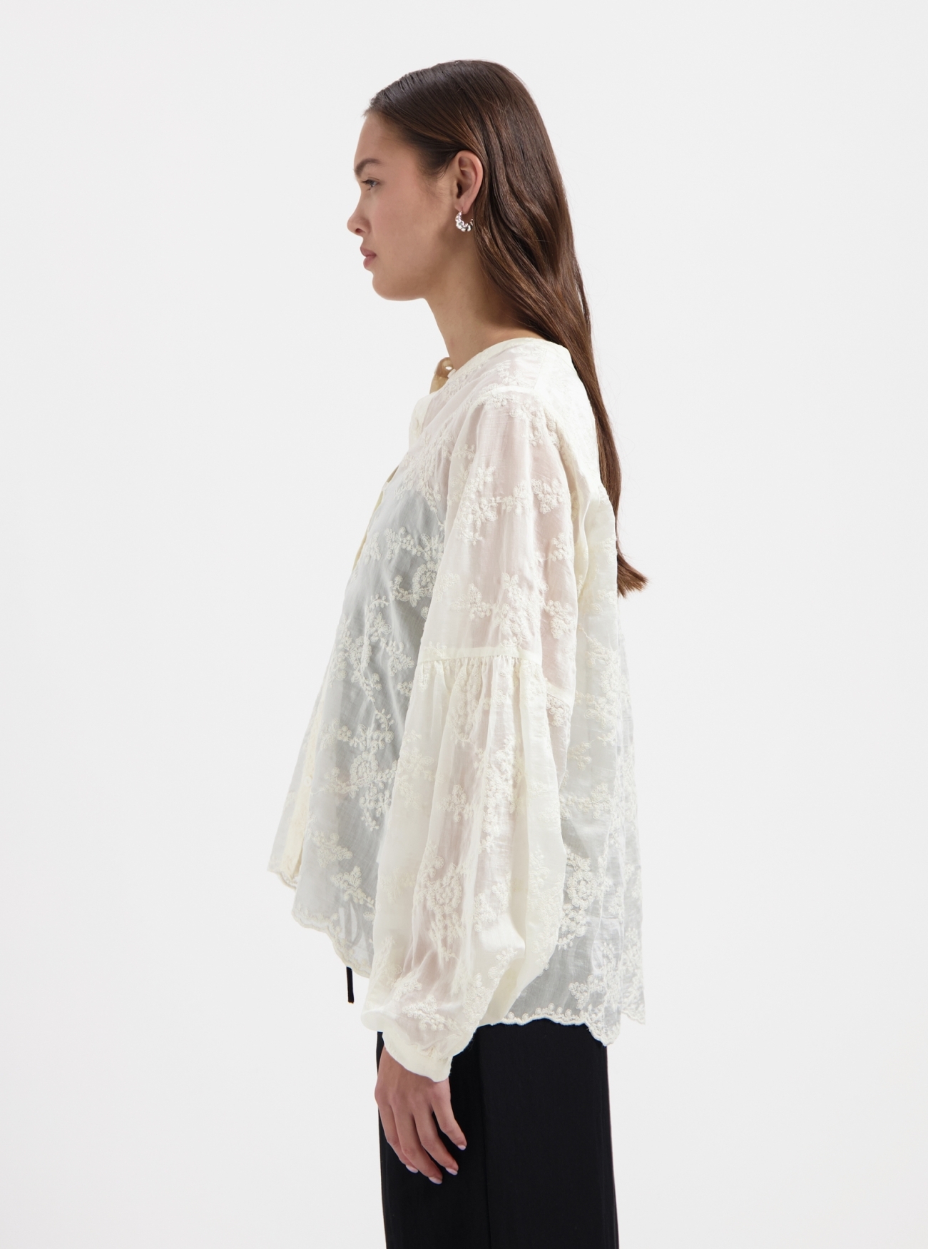 NO-DS26035-120-8-11 Nous Sommes Labels Mae Blouse Off White