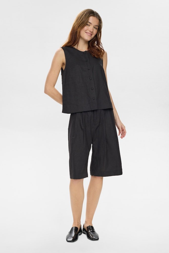 Nu_mph_High-summer-2026-Nu_mph_0000_706767_3 NÜMPH NUALANI VEST Caviar