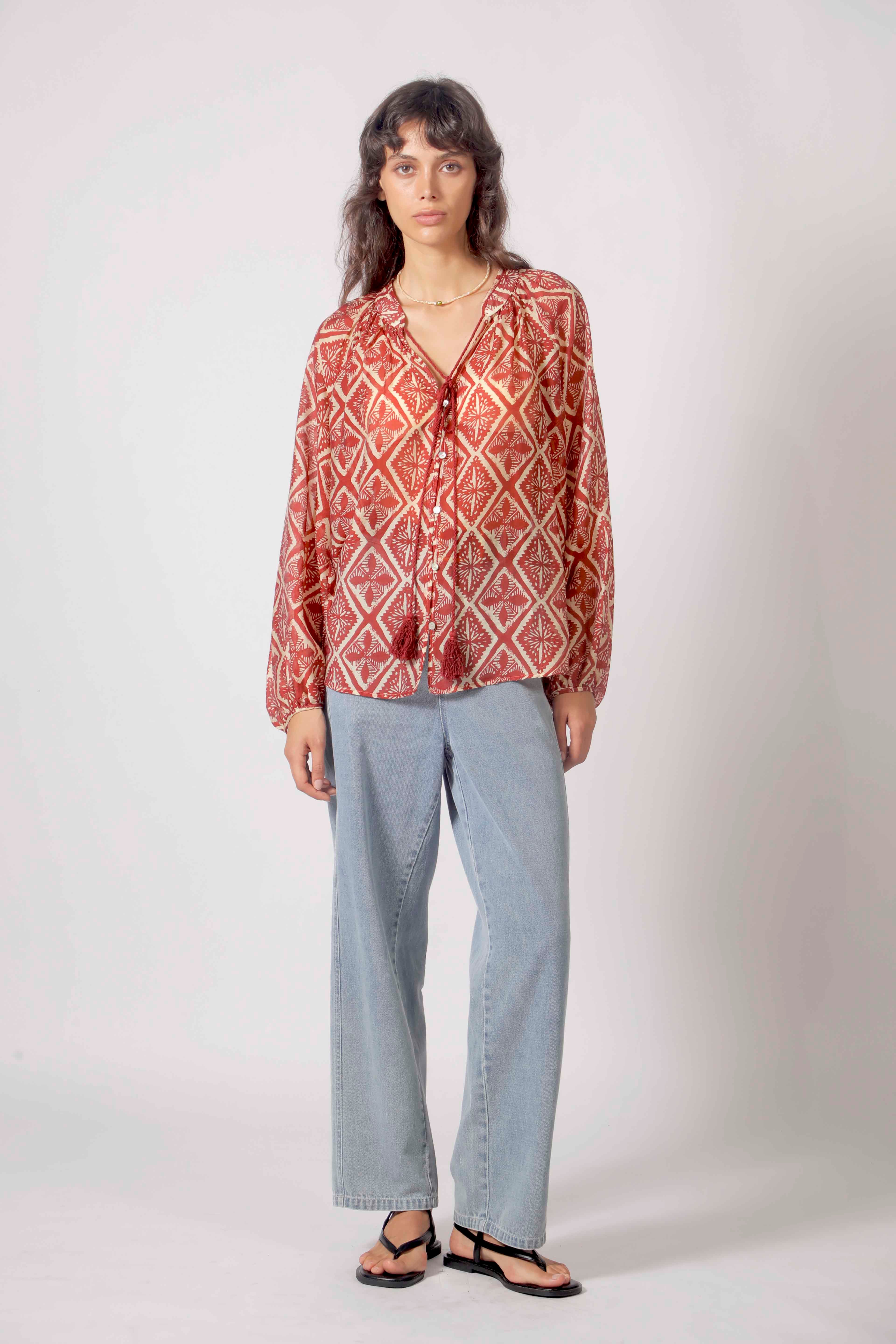 T26116136RED_T26149014BLUE_1 The Korner BLOUSE RED