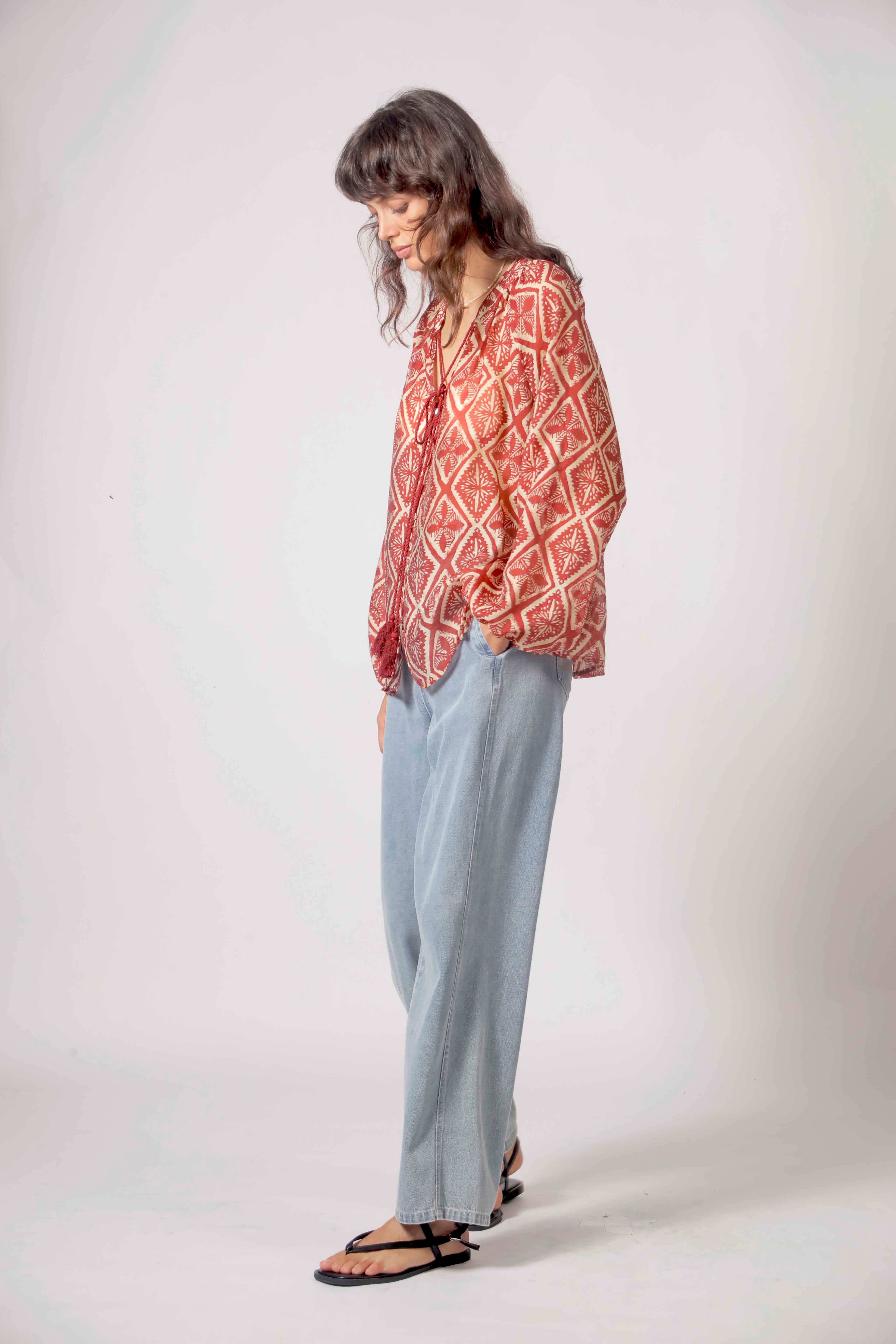 T26116136RED_T26149014BLUE_3 The Korner BLOUSE RED