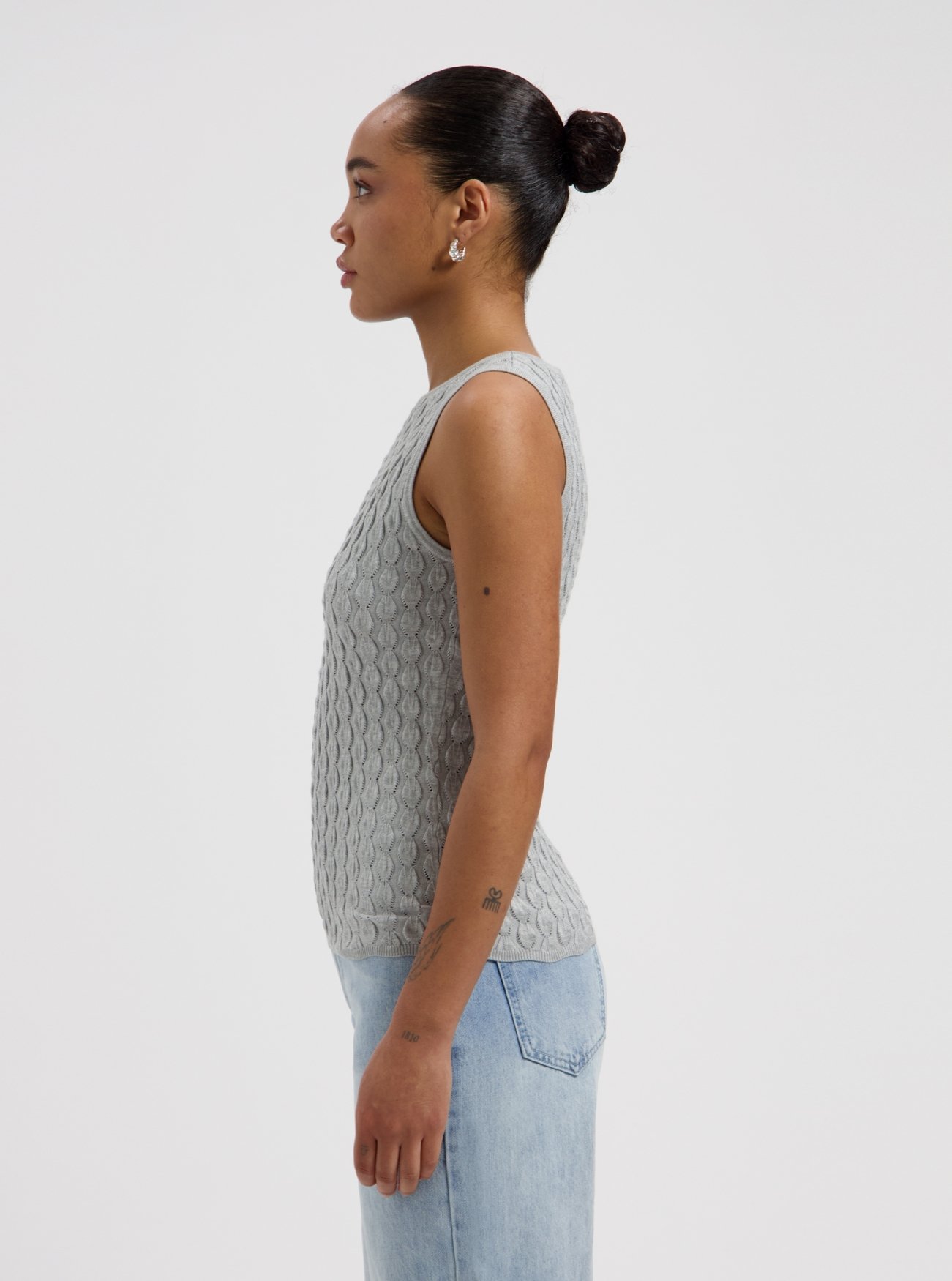 NO-DS26137-20-3-27 Nous Sommes Labels Amira Knit Top Light Grey