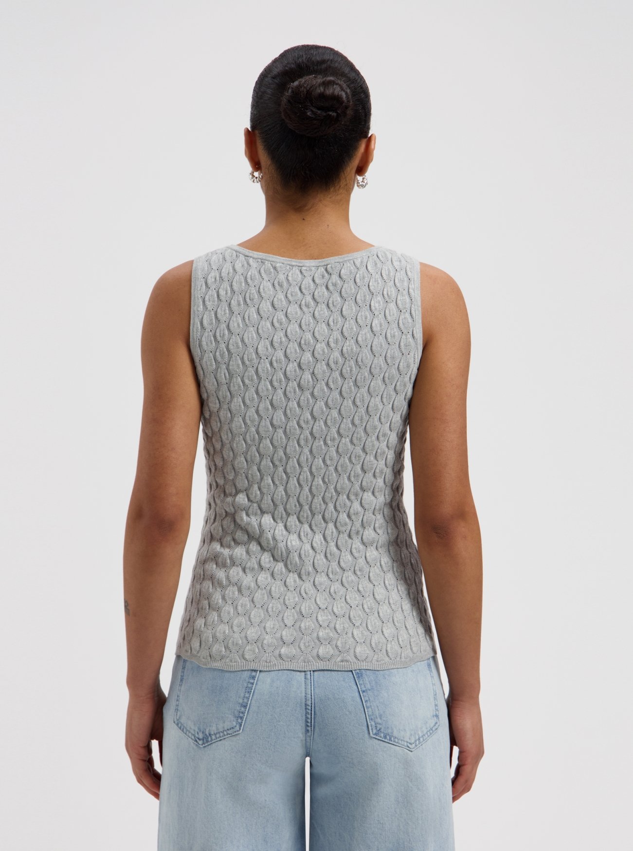 NO-DS26137-20-3-28 Nous Sommes Labels Amira Knit Top Light Grey
