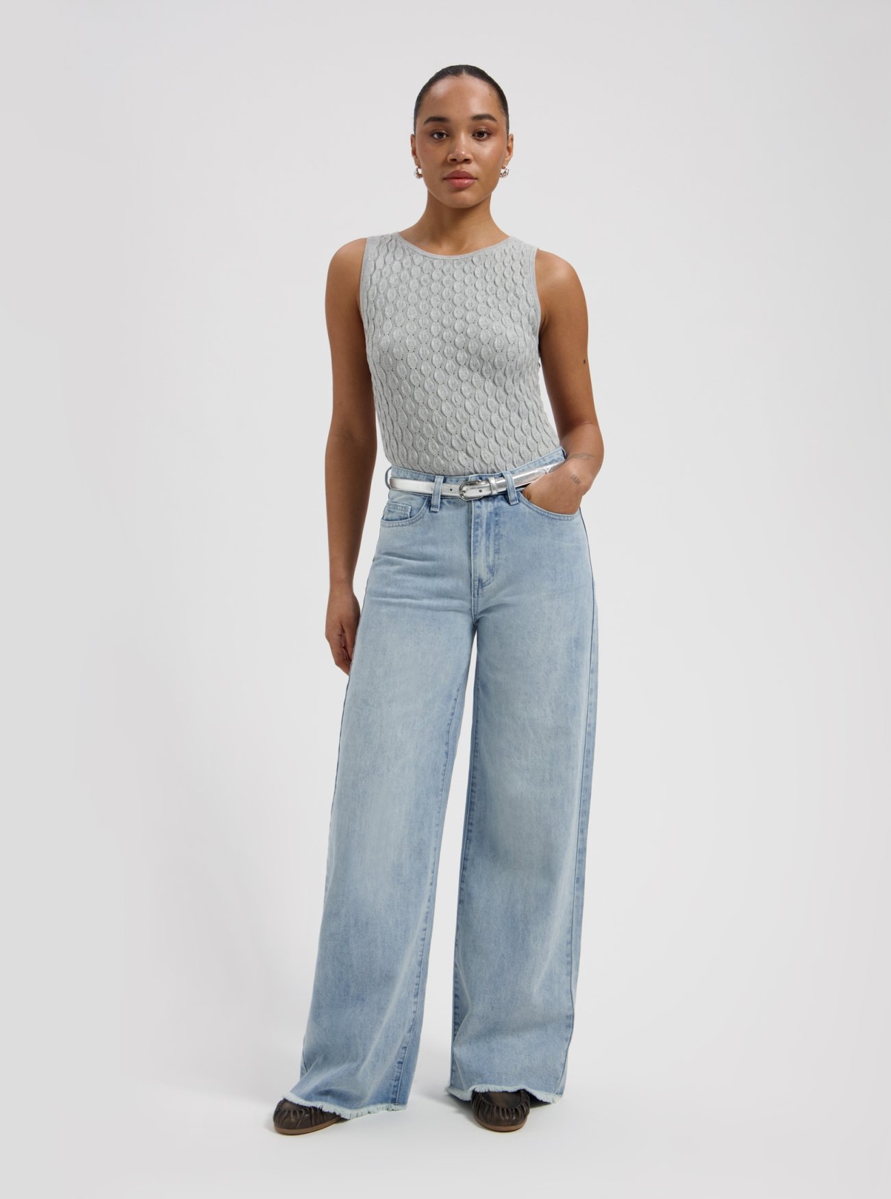 NO-DS26137-20-3-29 Nous Sommes Labels Amira Knit Top Light Grey