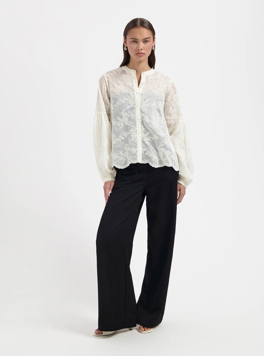 NO-DS26035_Fullbody_JpgHighres_2 Nous Sommes Labels Mae Blouse Off White