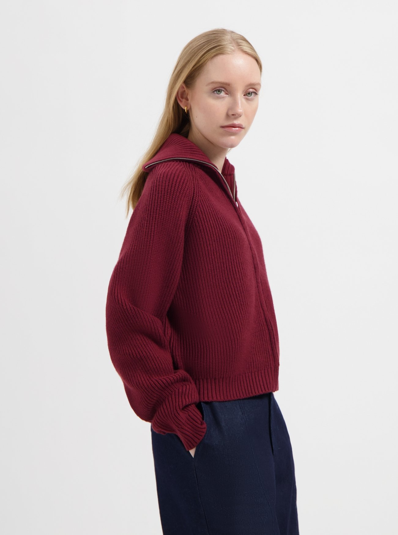NO-DW25008-625-29-26 Nous Sommes Labels Clairie High Zip Cardigan Red