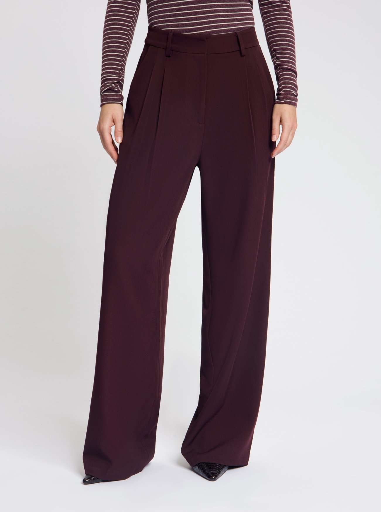 NO-DW26060-630-30-29 Nous Sommes Labels Josie Pleated Trousers Burgundy