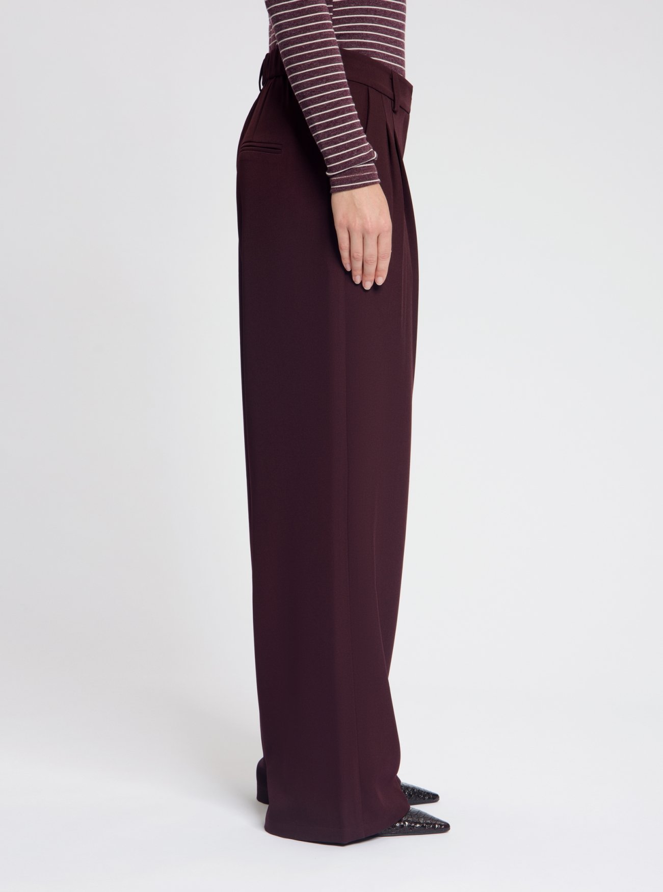 NO-DW26060-630-30-31 Nous Sommes Labels Josie Pleated Trousers Burgundy
