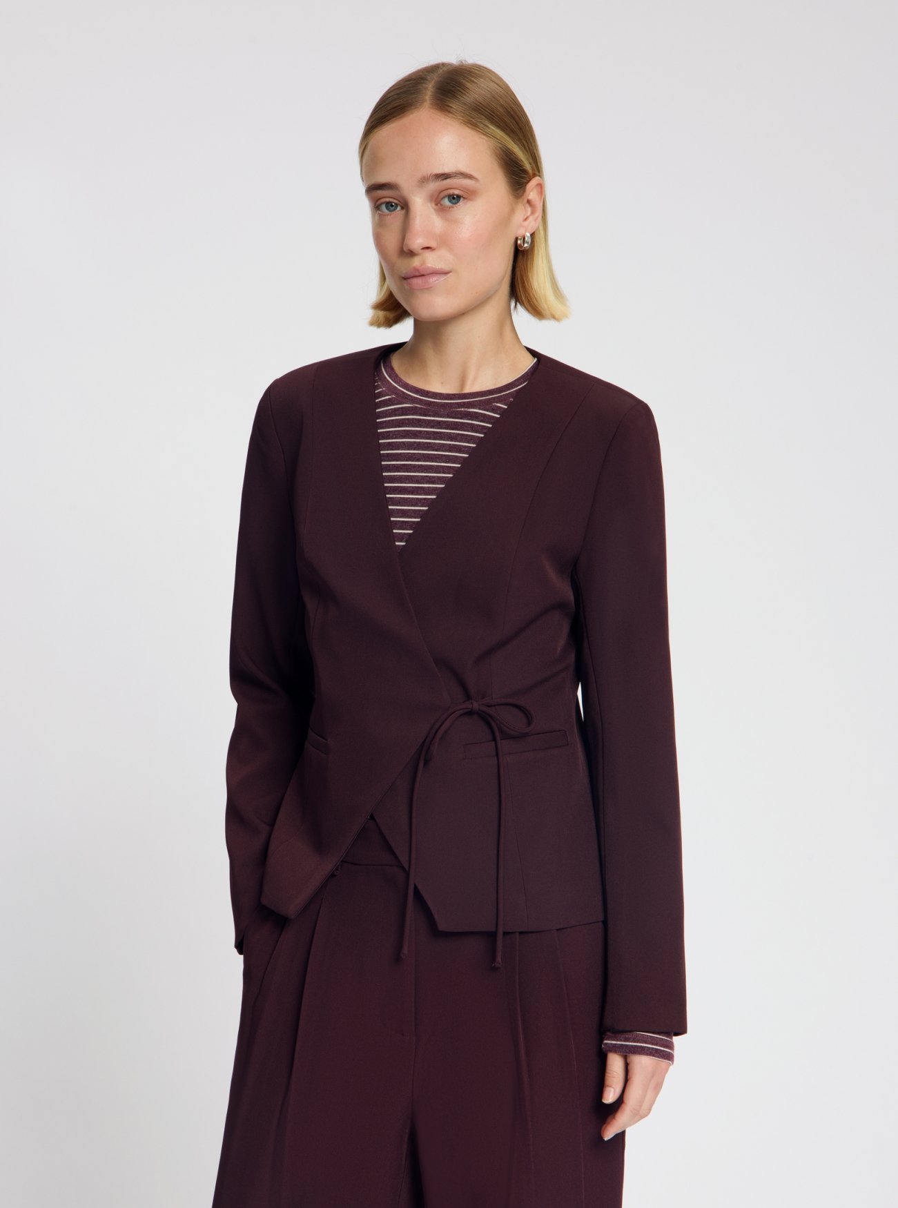 NO-DW26076-630-30-34 Nous Sommes Labels Zoya Tie Blazer Burgundy