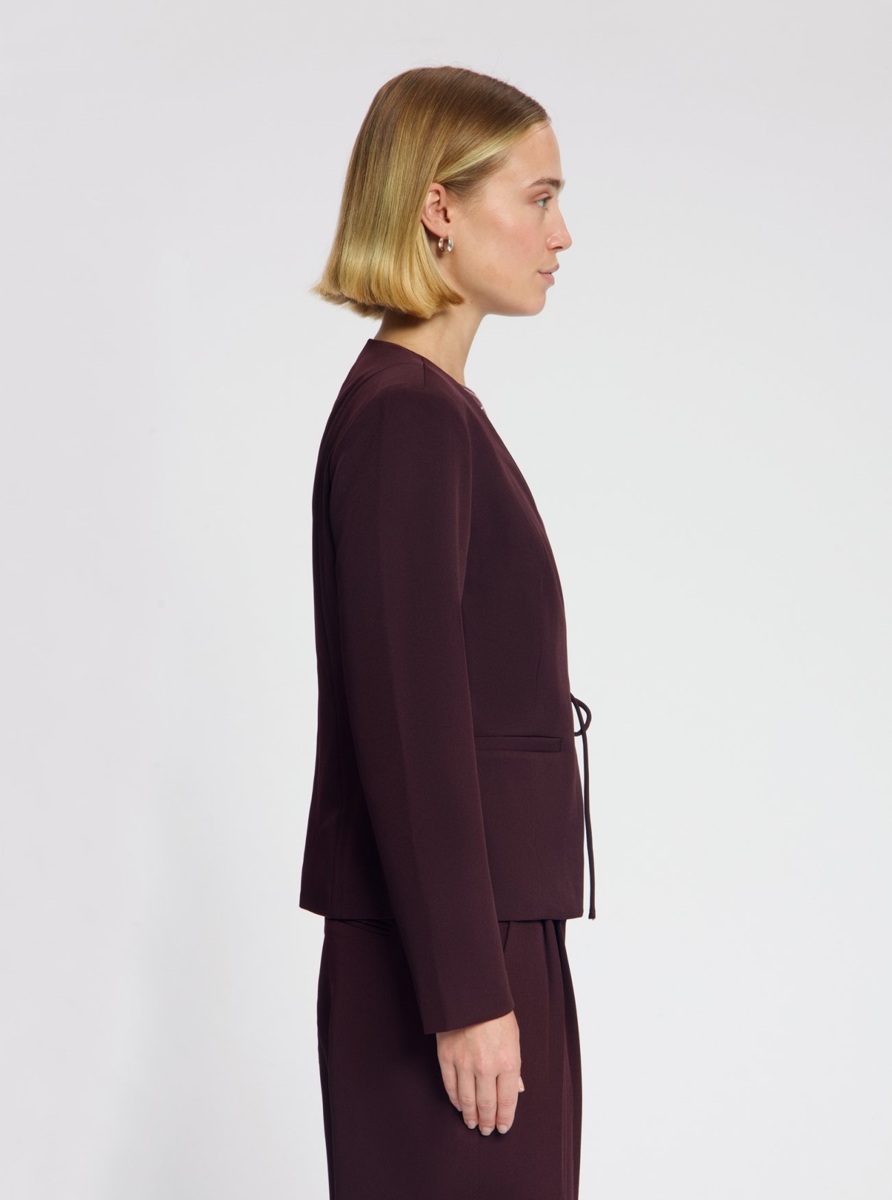 NO-DW26076-630-30-36 Nous Sommes Labels Zoya Tie Blazer Burgundy