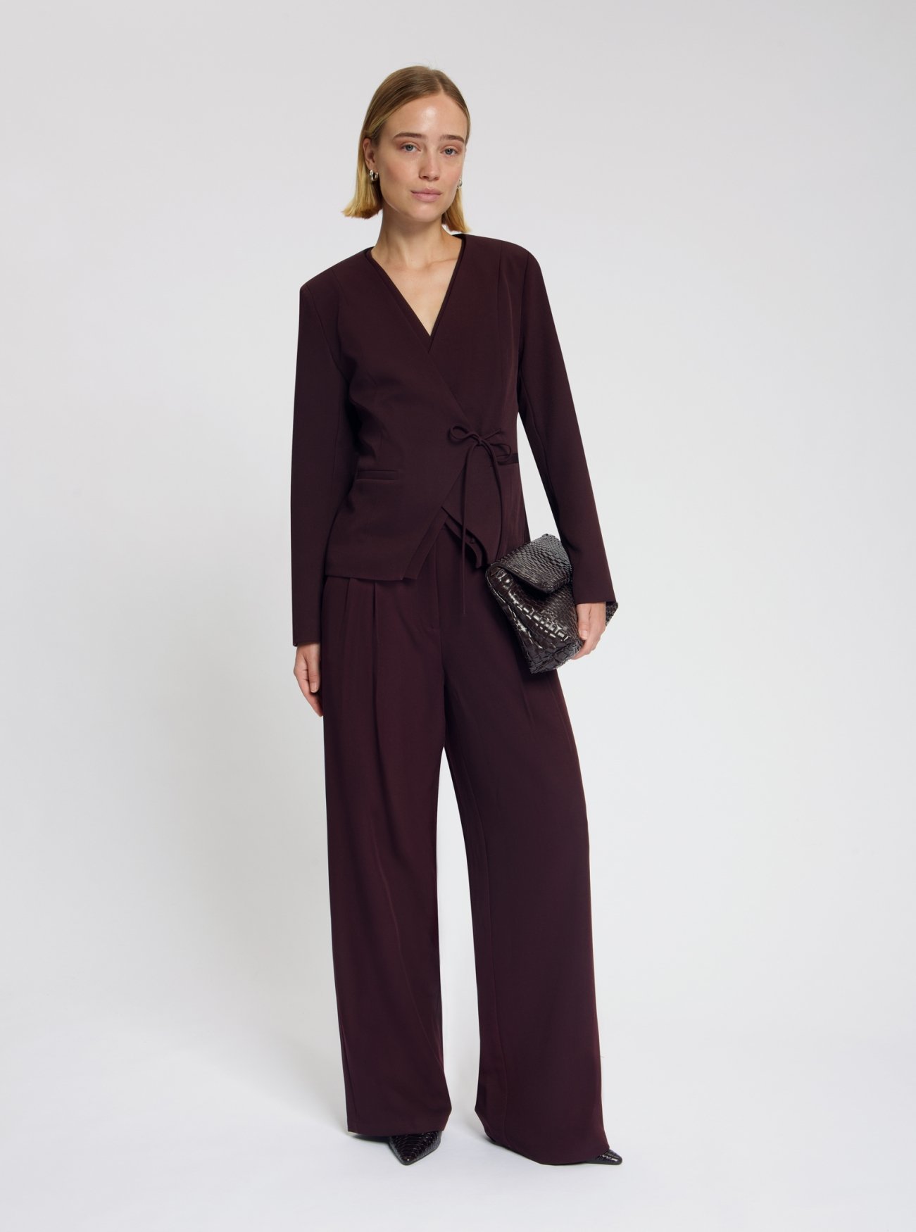 NO-DW26076-630-30-37 Nous Sommes Labels Zoya Tie Blazer Burgundy