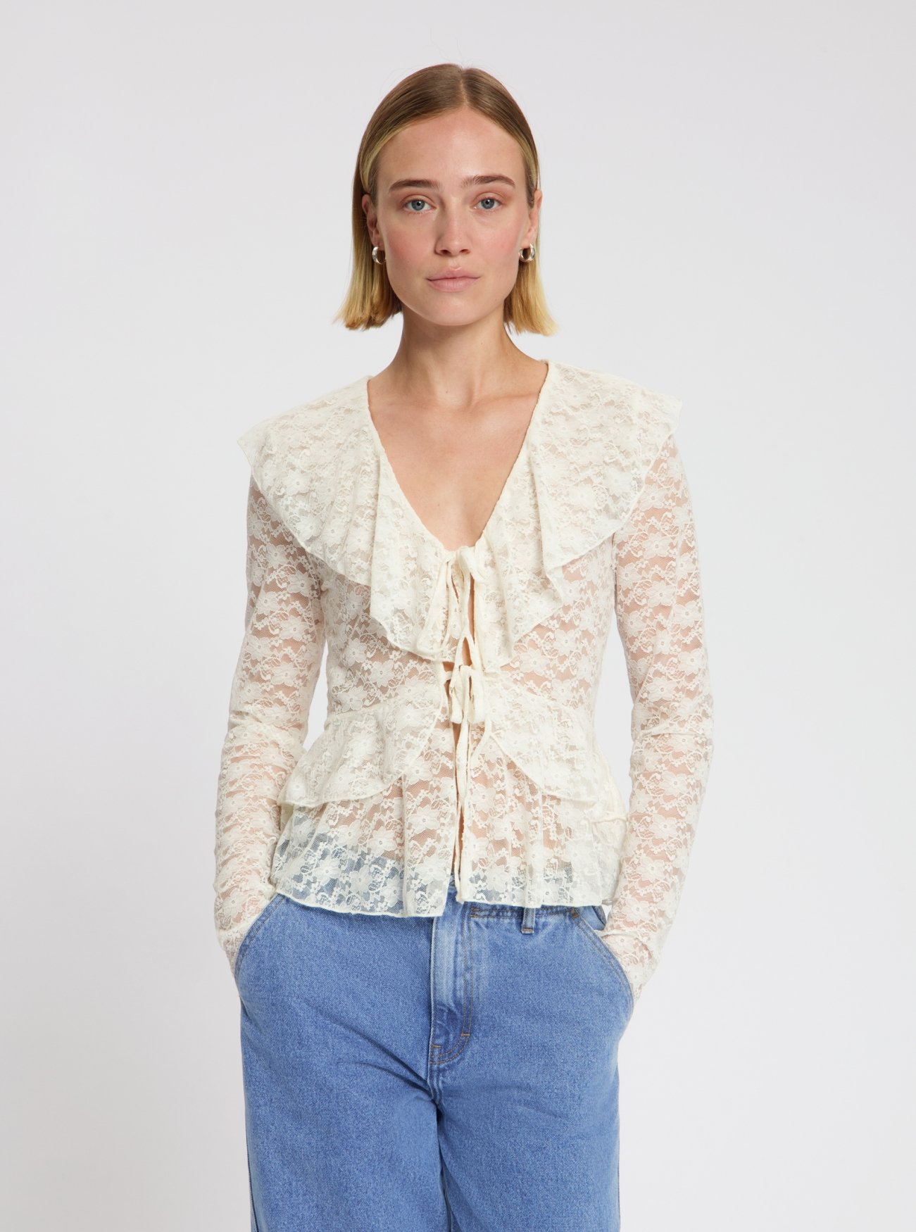 NO-DW26078-100-7-3 Nous Sommes Labels Noor Lace Top White