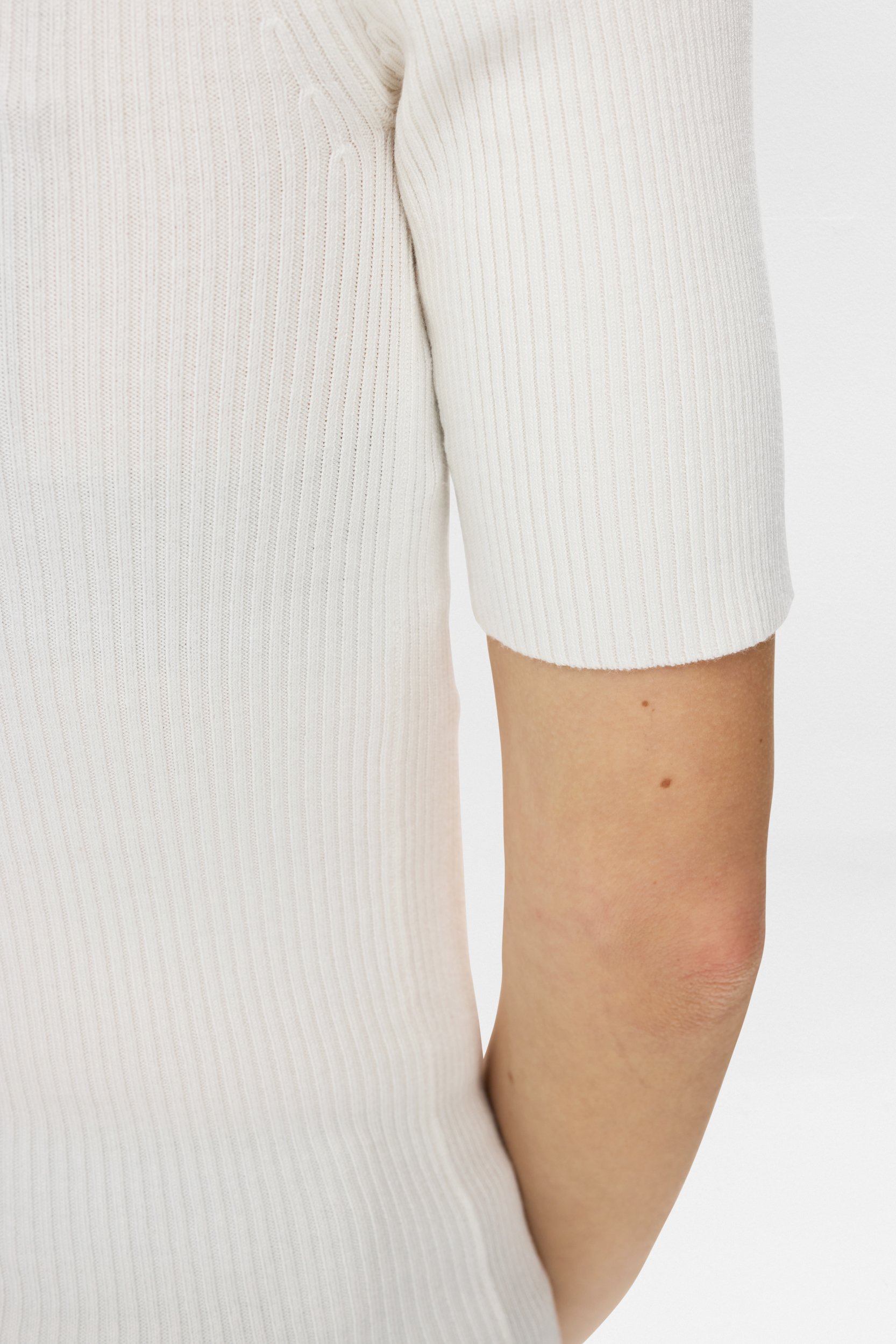 700828_9001_7 NÜMPH NUAYELET SS PULLOVER CROPPED Cloud Dancer