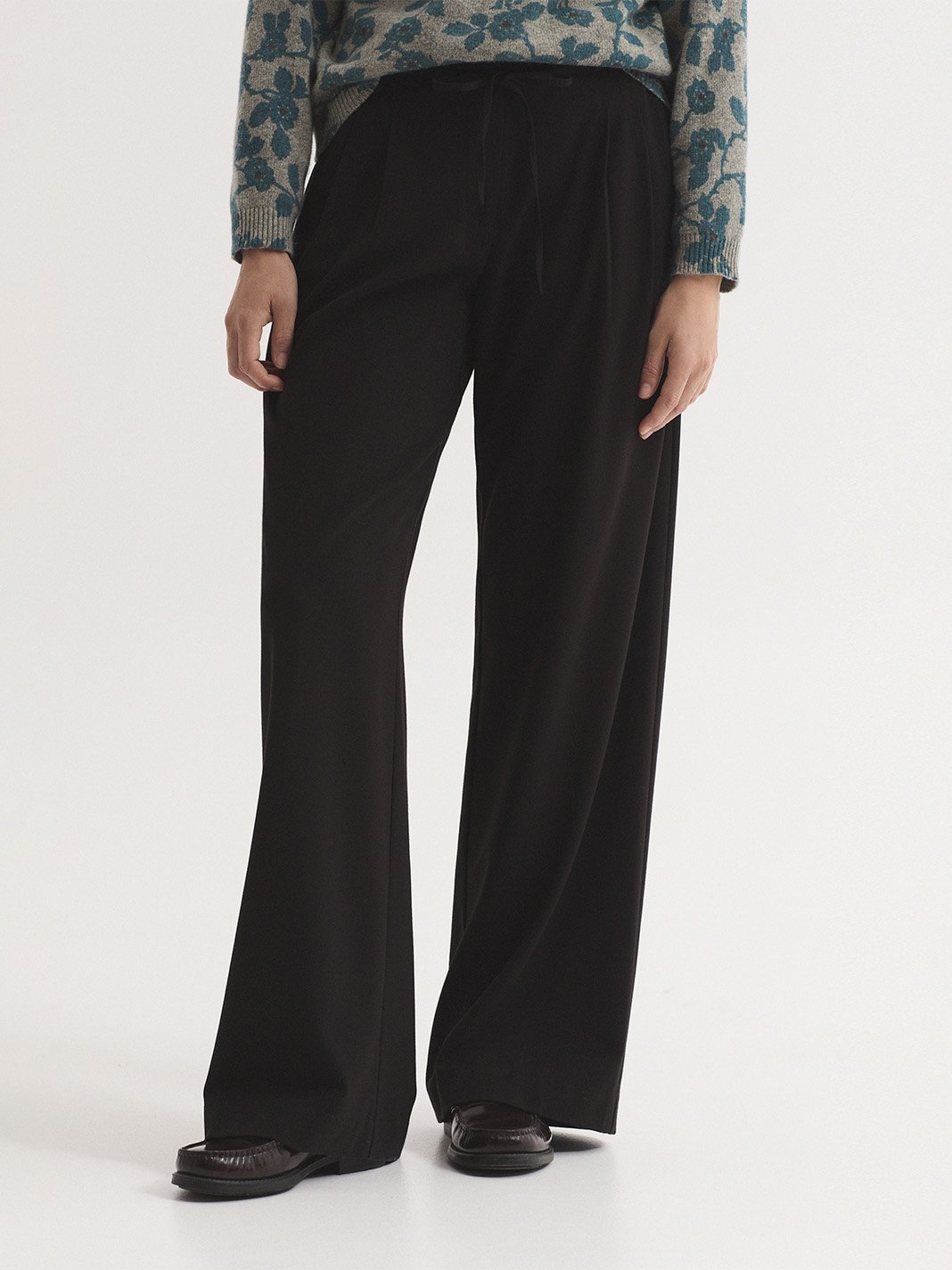 WWX102_999_1 Nice Things Fluid pleated trousers Black
