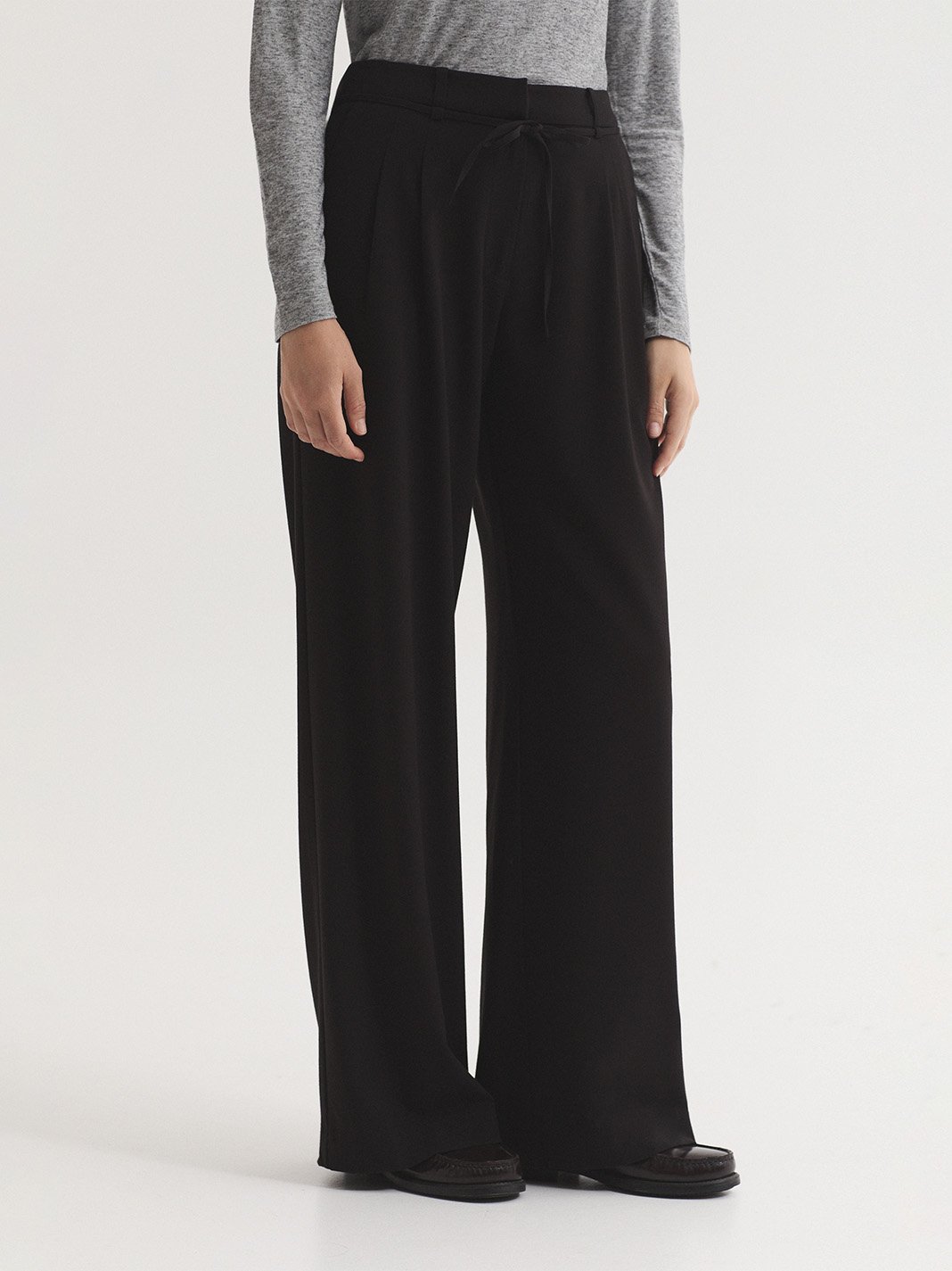 WWX102_999_4 Nice Things Fluid pleated trousers Black